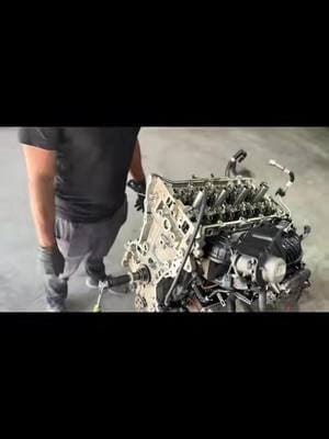 Comprobación de Culata (Head) Vehículo: Hyundai Sonata N-Line 2025 – Motor Turbo GDI . . 🛠️ Transparencia y confianza Documentamos el proceso paso a paso para que estés informado en todo momento. No hacemos nada a escondidas ni damos diagnósticos al azar. ⚙️ Garantía real y soluciones duraderas Aplicamos procedimientos como inspecciones de bloque, pruebas de compresión, verificación de torque y más. Además, ofrecemos garantía estructurada y métodos para protegerte contra manipulaciones posteriores. 🇺🇸